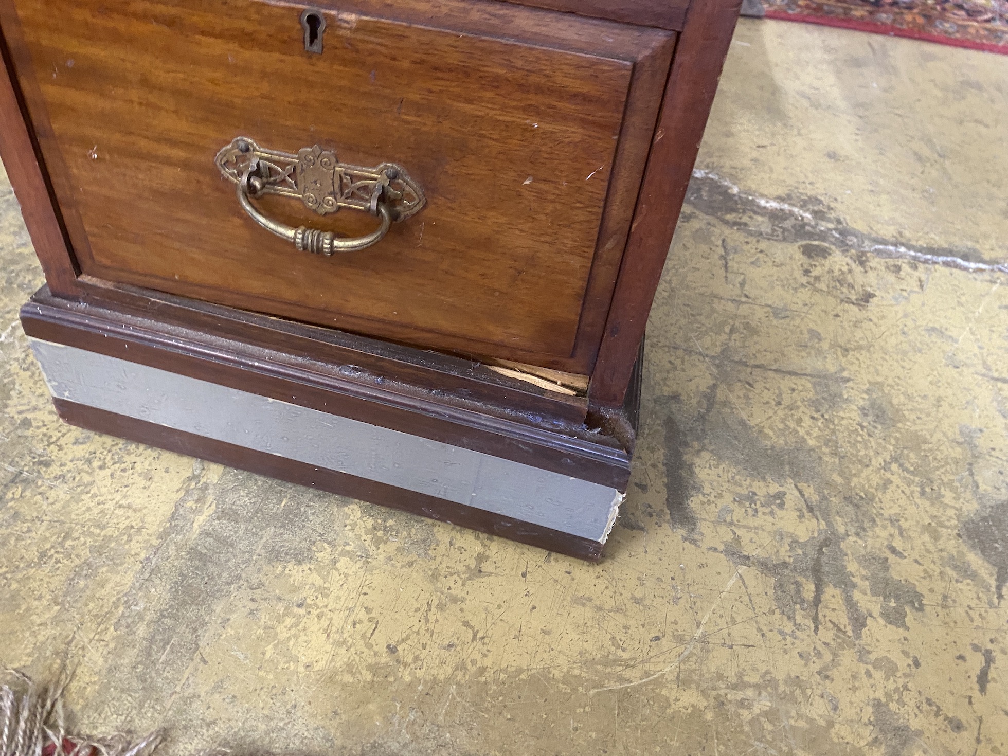 A late Victorian mahogany kneehole desk, length 122cm, depth 68cm, height 77cm